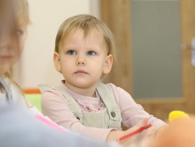 异国小孩在幼儿园的温馨初遇，面面相觑的纯真瞬间