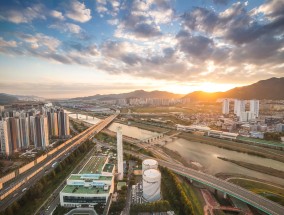 央行行长关于房地产市场与地方债风险的深度解析，调控与发展并重，风险与机遇共存之道