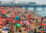 英国天气:英国气象局预测，今天气温将达到30摄氏度，地图将变成火红色