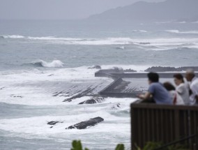 台风“姗姗”给日本西南部带来暴雨和交通中断的威胁